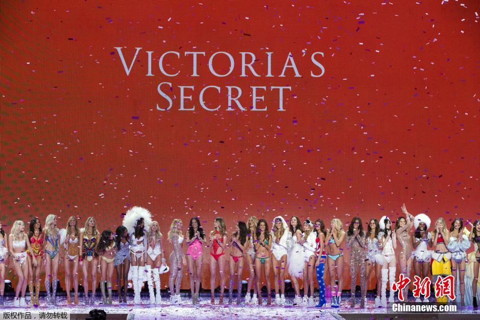 当地时间11月10日，2015维多利亚的秘密内衣秀在美国纽约上演，众多超模演绎性感风情。