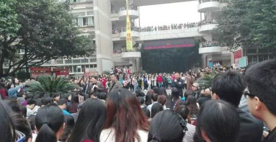重庆南方翻译学院教职工拉出标语，含泪声讨社保。