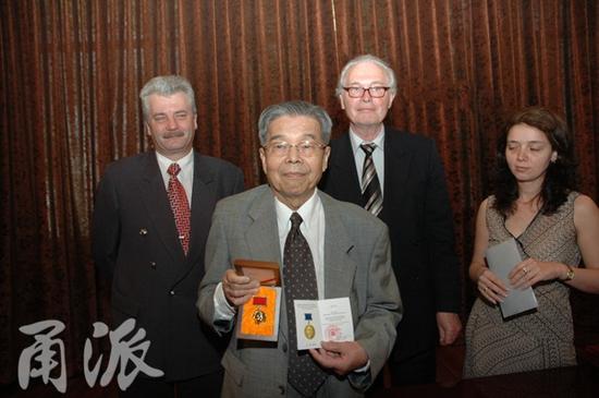 2006年5月31日，草婴在上海俄罗斯领事馆领奖