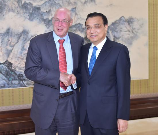 国务院总理李克强22日下午在中南海紫光阁会见美国前财长鲍尔森。